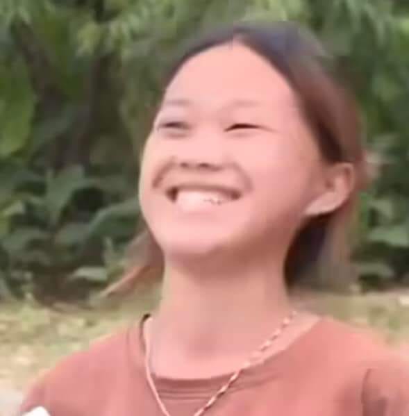 Cô bé gái dễ thương vui vẻ cười tươi típ mắt