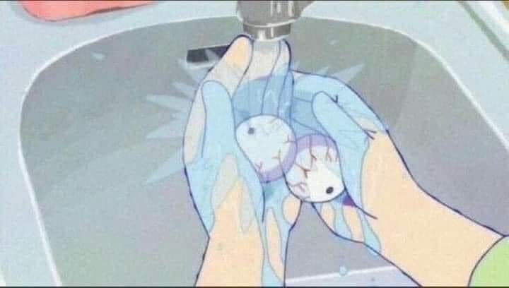Meme cầm hai mắt rửa qua vòi nước